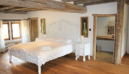 Suite superior, baño privado, vistas al patio (Max 2 adults + 2 children)