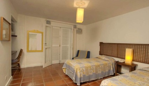 Habitación superior con 1 cama doble o 2 individuales, vistas a la ciudad