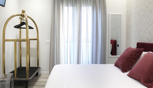 Habitación básica con 1 cama doble o 2 individuales, vistas al patio