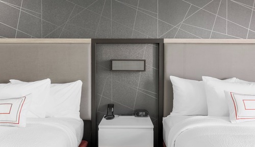 Suite, 2 camas de matrimonio (Mobility Accessible, Roll-In Shower)