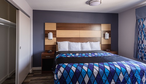 Deluxe 1 King Suite with Kitchenette Non-Smoking (Oversized)