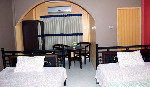 Habitación cuádruple Deluxe, varias camas, fumadores, vistas al jardín