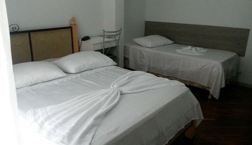 Habitación Confort con 1 cama doble o 2 individuales, varias camas