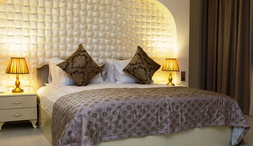 Suite familiar, varias camas, vistas parciales al mar