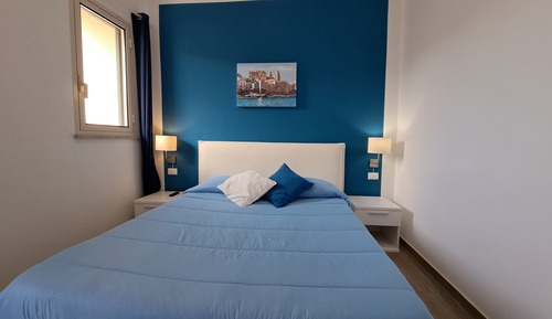 Habitación familiar, varias camas, vistas parciales al mar