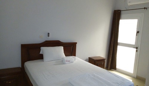 Habitación básica, 1 cama de matrimonio, vistas a la ciudad