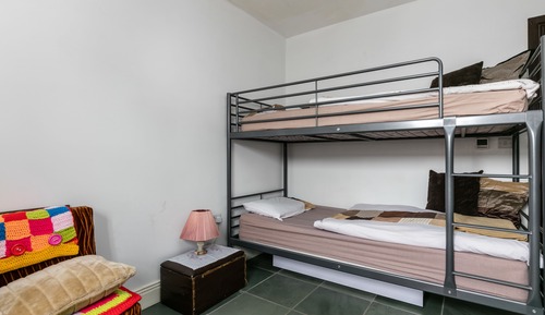 Habitación básica con 1 cama doble o 2 individuales