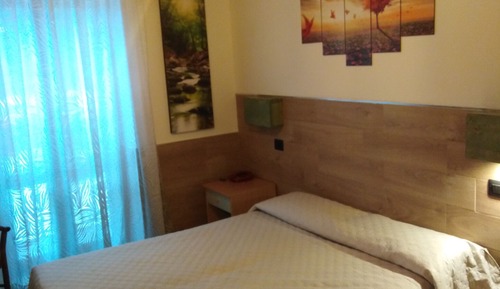 Habitación básica con 1 cama doble o 2 individuales