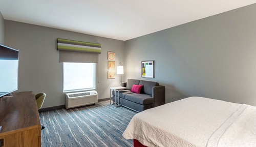 Habitación, 1 cama de matrimonio grande con sofá cama, frigorífico y microondas