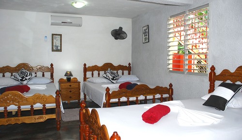 Habitación triple, varias camas