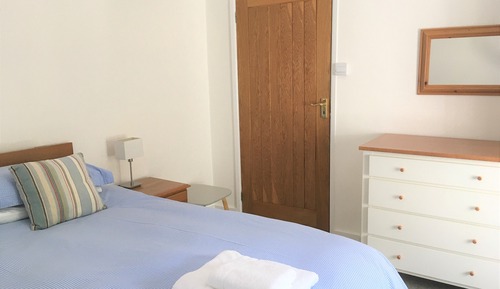 Habitación con 1 cama doble o 2 individuales, baño privado