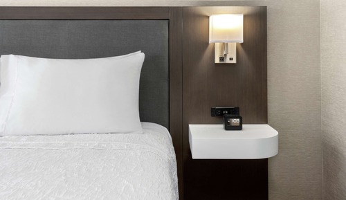 Habitación, 1 cama de matrimonio grande, frigorífico y microondas, vistas a la ciudad
