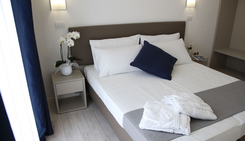 Habitación superior con 1 cama doble o 2 individuales, vistas a la ciudad