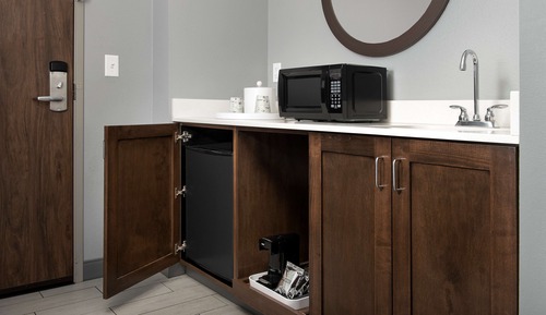 Estudio, 1 cama de matrimonio grande, frigorífico y microondas (Wet bar)