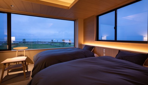 Habitación superior con 2 camas individuales, vistas al mar