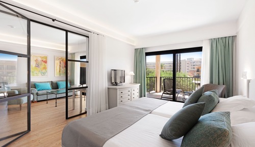 Suite, terraza, vistas a la piscina