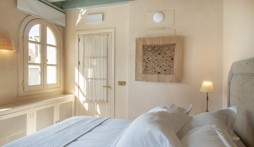 Ático, 1 cama de matrimonio grande, no fumadores, vistas a la ciudad