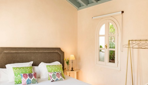 Ático, 1 cama de matrimonio grande, no fumadores, vistas a la ciudad (no living room, no pool)
