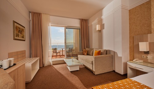 Habitación Deluxe doble, terraza, vistas al mar (2 Adults + 2 Children)