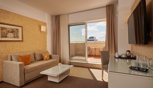 Suite, terraza (Preferred Club, 2 Adults + 1 Child)