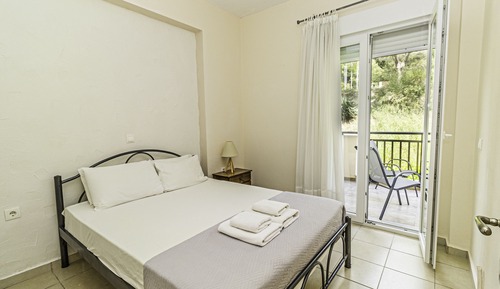 Apartamento familiar, balcón, vistas parciales al mar