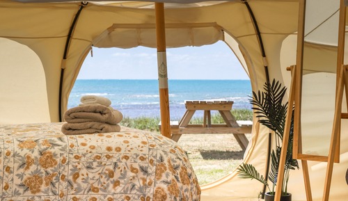 Tienda de diseño, 2 camas de matrimonio, baño compartido, vistas a la playa