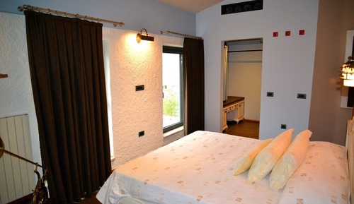 Loft superior, 1 cama de matrimonio grande con sofá cama, no fumadores, vistas al jardín