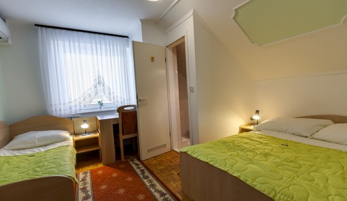 Habitación económica con 1 cama doble o 2 individuales, vistas al jardín
