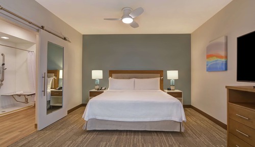 Estudio, 1 cama de matrimonio grande, accesible para personas con discapacidad (Roll-In Shower)