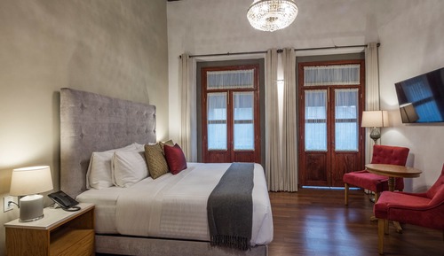 Habitación estándar doble, 1 cama de matrimonio grande, balcón, vistas a la ciudad
