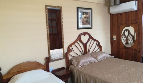 Habitación básica doble, varias camas, fumadores, vistas al mar