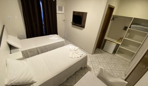 Habitación básica con 2 camas individuales