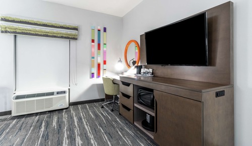 Habitación, 1 cama de matrimonio grande con sofá cama, frigorífico y microondas (Hearing)