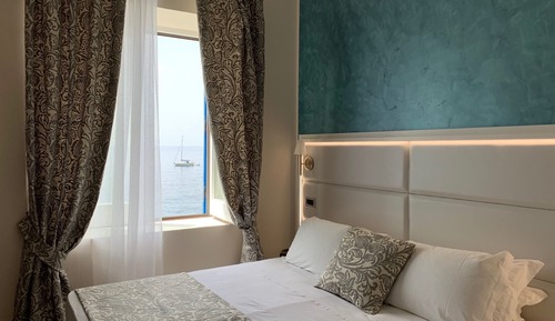 Habitación superior con 1 cama doble o 2 individuales, vistas al mar, mirando al mar