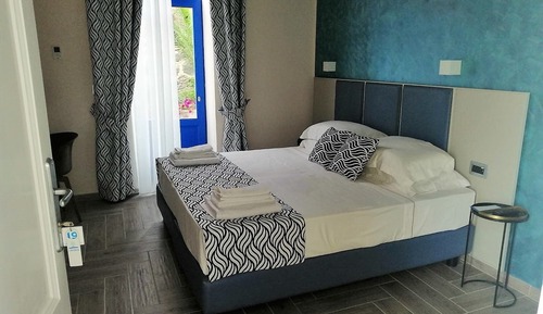 Habitación estándar con 1 cama doble o 2 individuales, vistas al patio