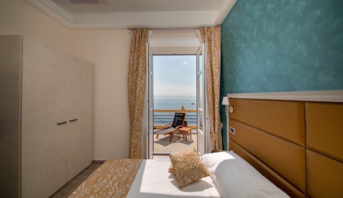 Habitación Deluxe con 1 cama doble o 2 individuales, terraza, vistas al mar