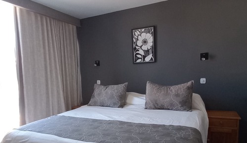 Habitación estándar con 1 cama doble o 2 individuales, vistas a la ciudad