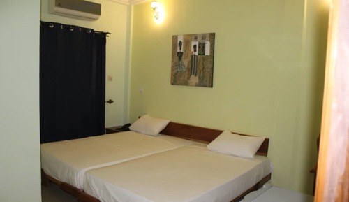 Habitación con 1 cama doble o 2 individuales, 2 camas individuales, no fumadores