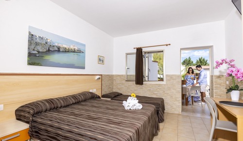 Habitación triple Confort, vistas al jardín