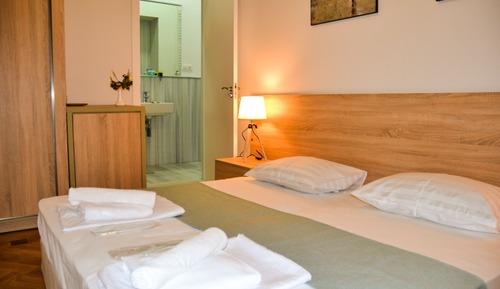 Habitación estándar con 1 cama doble o 2 individuales, balcón
