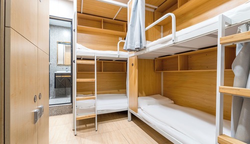 Dormitorio compartido económico, sin ventanas