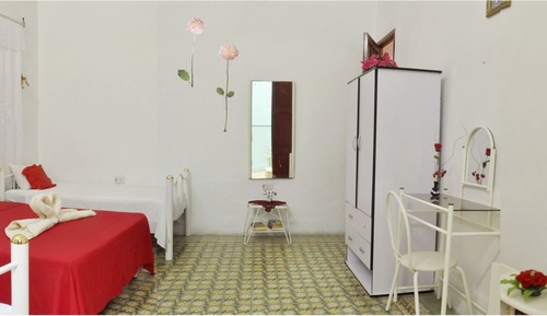 Habitación cuádruple superior, varias camas, vistas al patio