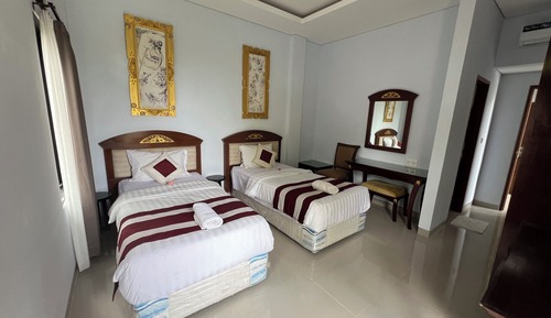 Habitación superior con 2 camas individuales, vistas al jardín