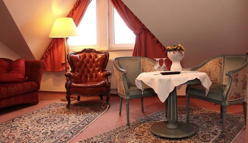 Room with 5 beds