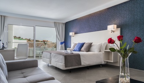 Habitación Deluxe con 2 camas individuales, varias camas, balcón, vistas parciales al mar