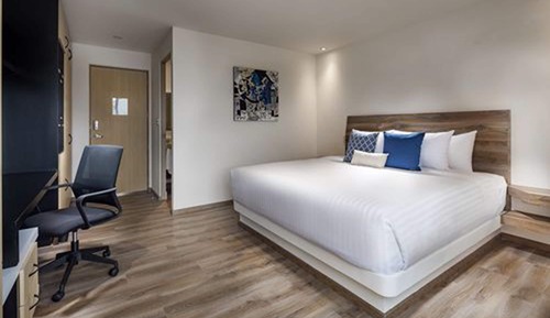 Habitación estándar, 1 cama de matrimonio grande, frigorífico y microondas, en una planta alta