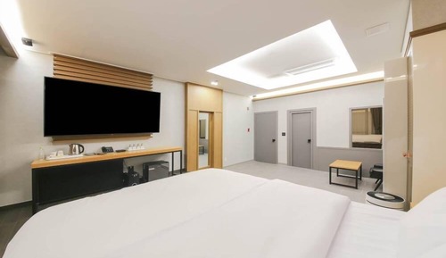 Hound OTT B Room