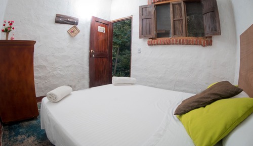 Habitación estándar con 1 cama doble o 2 individuales, baño privado, vistas al patio