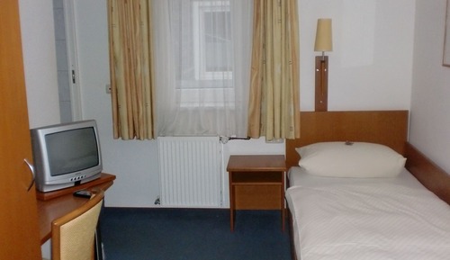 Habitación básica con 2 camas individuales