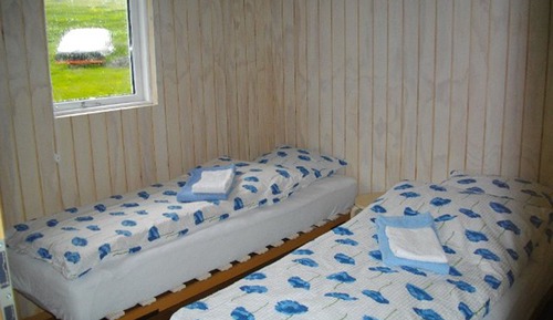 Habitación con 2 camas individuales, baño compartido, vistas a la montaña